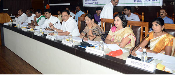 ಮಂಡ್ಯ : ಸರಿ ಮಾಹಿತಿ ನೀಡದ ಅಧಿಕಾರಿಗಳಿಗೆ ಸಚಿವ ಕೃಷ್ಣಪ್ಪ ತರಾಟೆ