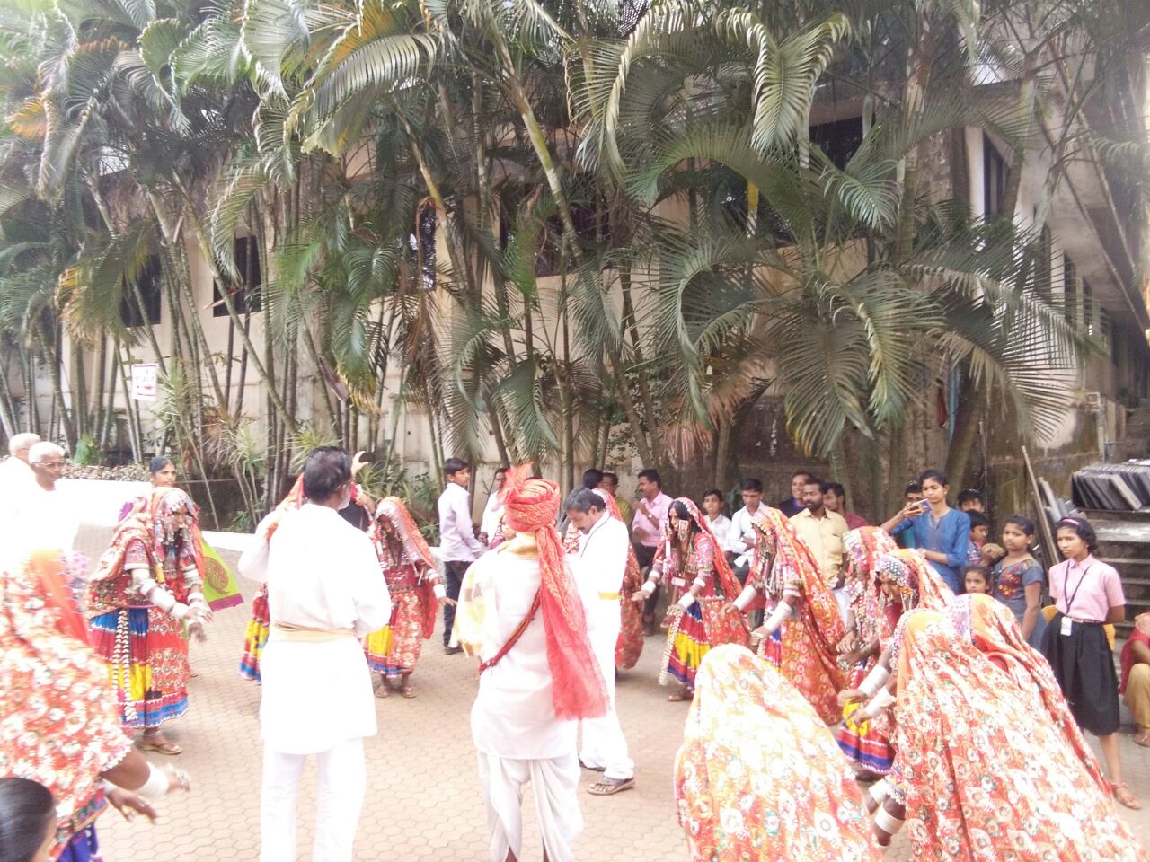 ವೇದಿಕೆಯ ಹಂಗಿಲ್ಲದ ಕಲಾವಿದರಿವರು....!