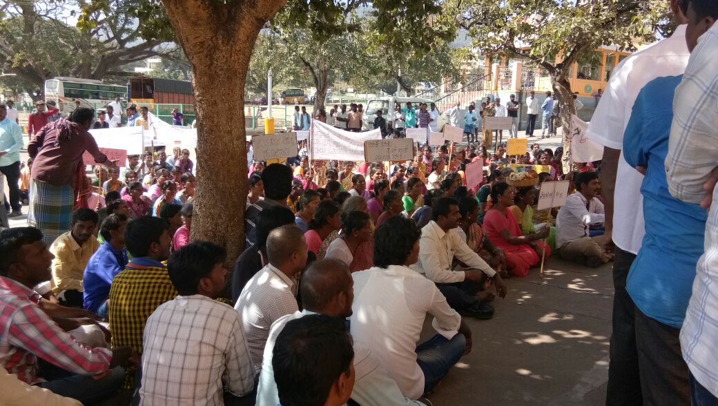 ಹನೂರು : ಬೀದಿ ಬದಿ ವ್ಯಾಪಾರಸ್ಥರಿಂದ ಧರಣಿ