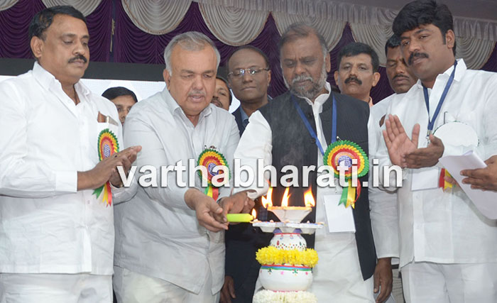 ಶೂ, ಚಪ್ಪಲಿ ಮಳಿಗೆ ಸ್ಥಾಪನೆಗೆ 10ಲಕ್ಷ ರೂ.ಅನುದಾನ: ಎಚ್.ಆಂಜನೇಯ