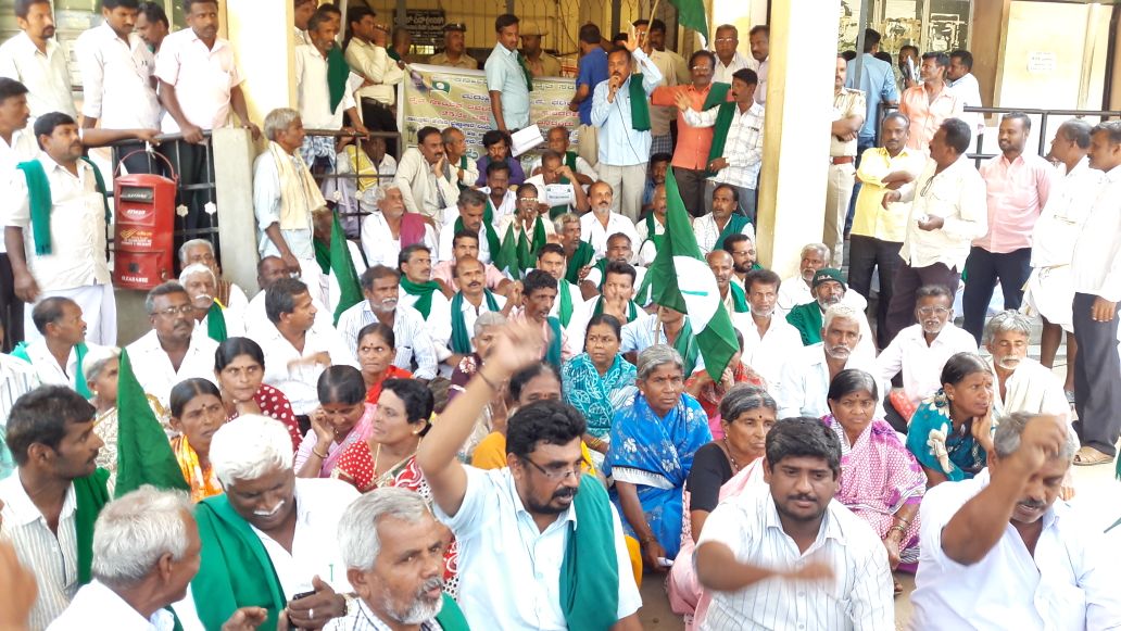 ತಾಲೂಕು ಕಚೇರಿಗೆ ರೈತಸಂಘದ ಕಾರ್ಯಕರ್ತರ ಮುತ್ತಿಗೆ