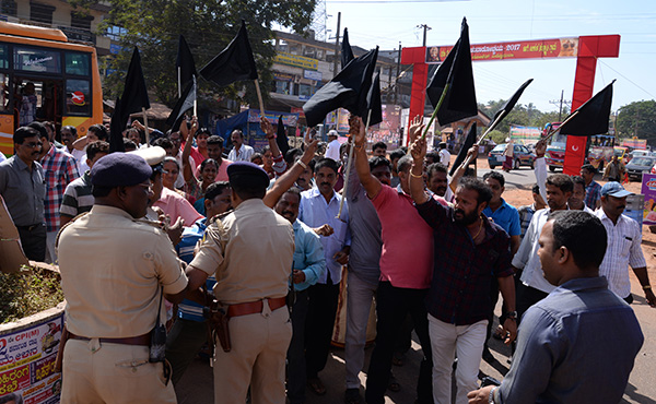 ಸಚಿವರು-ಶಾಸಕರಿಗೆ ಬಿಜೆಪಿ ಕಾರ್ಯಕರ್ತರಿಂದ ಕಪ್ಪು ಬಾವುಟ ಪ್ರದರ್ಶನ