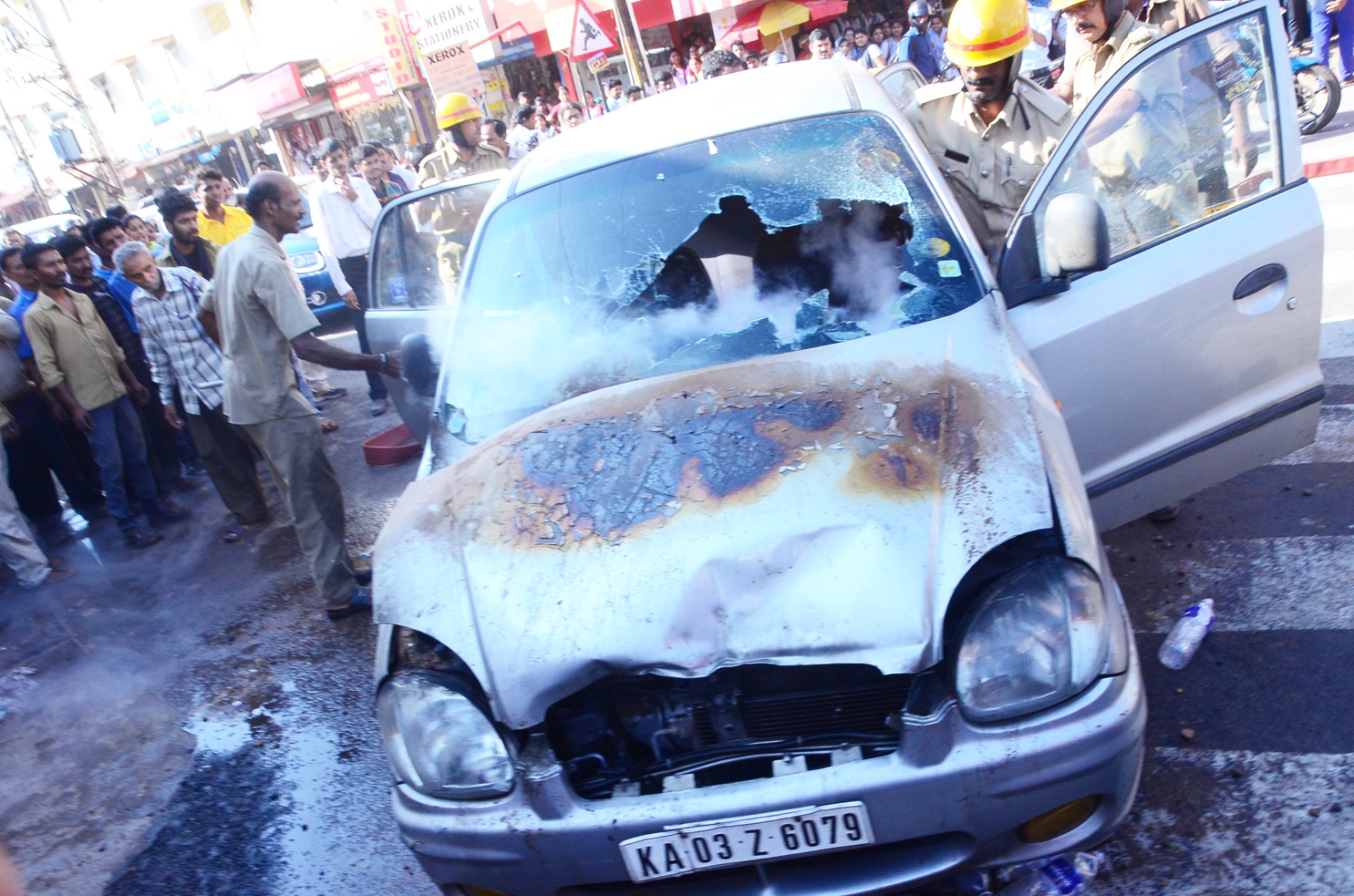 ಉಲ್ಲಾಸ್ ಕಾರಂತ ಮಾಲಕತ್ವದ ಕಾರಿಗೆ ಬೆಂಕಿ: ಅಪಾಯದಿಂದ ಚಾಲಕ ಪಾರು