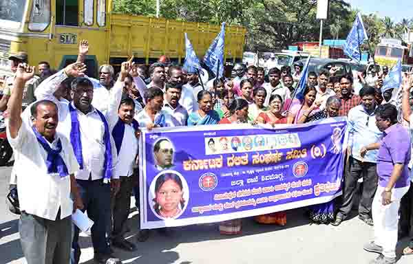 ದಲಿತ ವಿದ್ಯಾರ್ಥಿನಿಯ ಅತ್ಯಾಚಾರ, ಕೊಲೆ ಪ್ರಕರಣ:ಶಿವಮೊಗ್ಗದಲ್ಲಿ ವಿವಿಧ ಸಂಘಟನೆಗಳಿಂದ ಪ್ರತಿಭಟನೆ