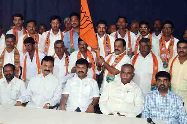 ಶಿವಮೊಗ್ಗ: ಬಿಜೆಪಿಗೆ ಸೇರ್ಪಡೆಯಾದ ಜಿಲ್ಲಾ ಕಾಂಗ್ರೆಸ್ ಉಪಾಧ್ಯಕ್ಷ ಷಣ್ಮುಖಪ್ಪ