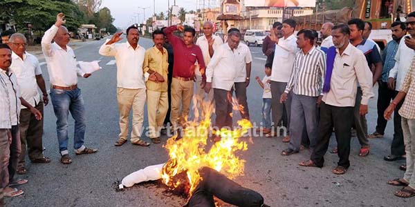 ಅನಂತ್ ಕುಮಾರ್ ಹೆಗಡೆ ಹೇಳಿಕೆಗೆ ಖಂಡನೆ : ದಲಿತಪರ ಸಂಘಟನೆಗಳಿಂದ ರಸ್ತೆತಡೆ, ಪ್ರತಿಕೃತಿ ದಹನ