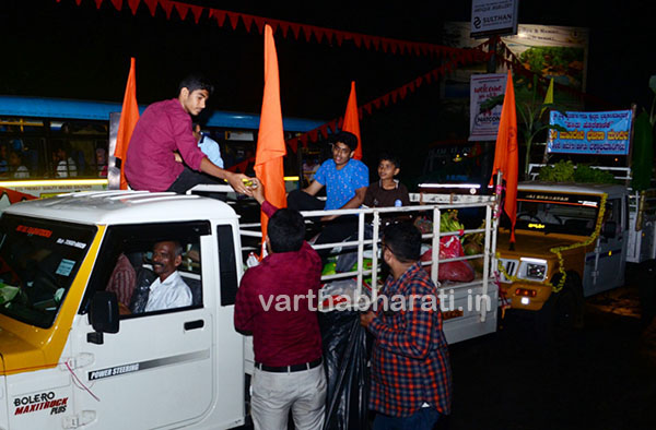 ಮೆರವಣಿಗೆ ಹೊರಟ ಭಕ್ತಾದಿಗಳಿಗೆ ಮುಸ್ಲಿಮರಿಂದ ಹಣ್ಣು, ತಂಪು ಪಾನೀಯ ವಿತರಣೆ