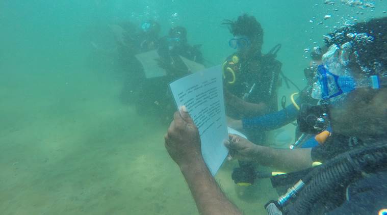 ‘ಓಖಿ’ ಚಂಡಮಾರುತದಿಂದ ಮೃತಪಟ್ಟವರಿಗಾಗಿ ಸಮುದ್ರದಾಳದಲ್ಲಿ ವಿಶೇಷ ಪ್ರಾರ್ಥನೆ