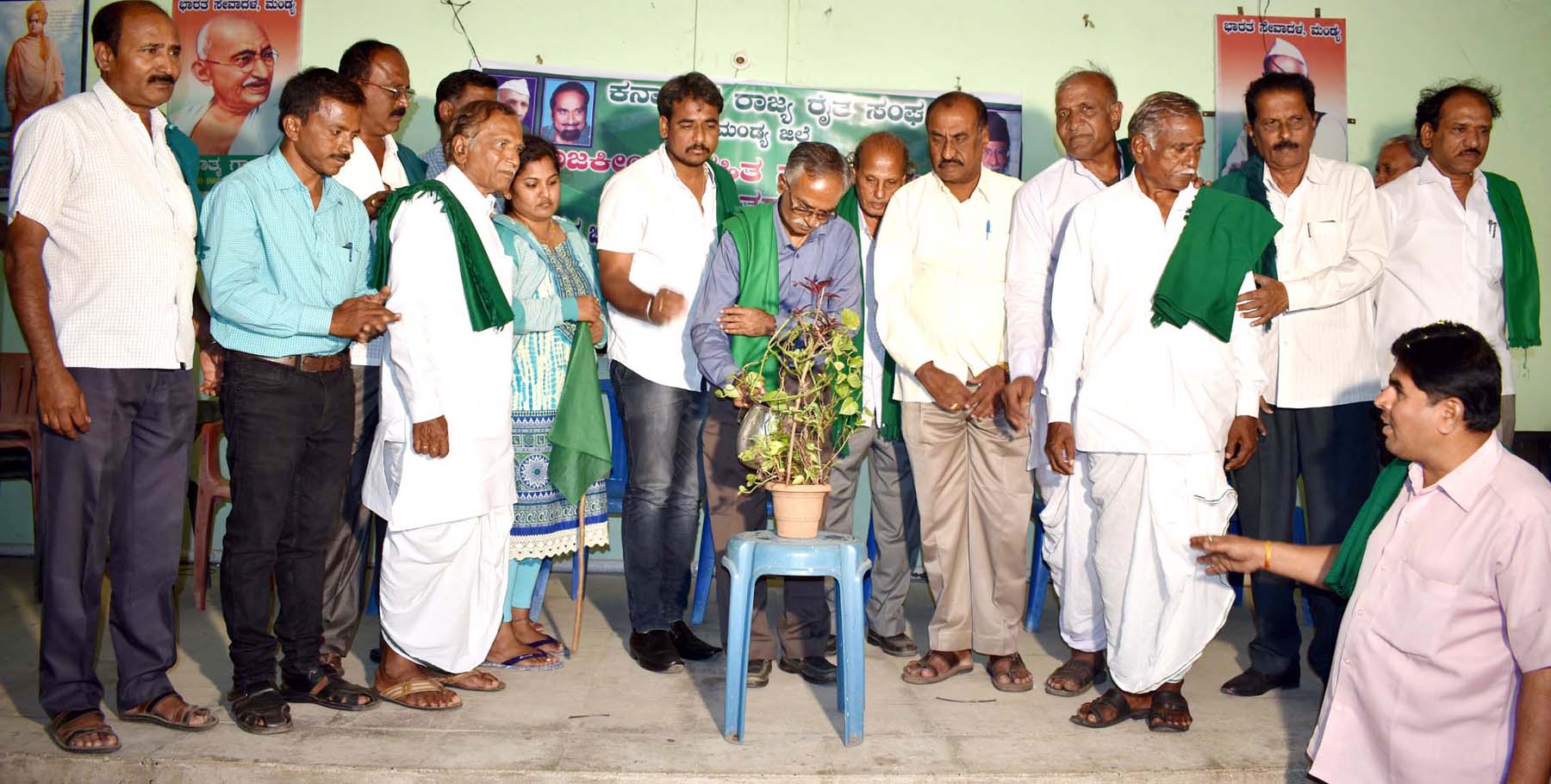 ಸ್ವಾಧೀನವಲ್ಲದ ಭೂಮಿಯಲ್ಲಿ ರಸ್ತೆ ನಿರ್ಮಾಣ: ಹಲ್ಲೇಗೆರೆ ಗ್ರಾಮಸ್ಥರ ಆಮರಣ ಉಪವಾಸ ಸತ್ಯಾಗ್ರಹ