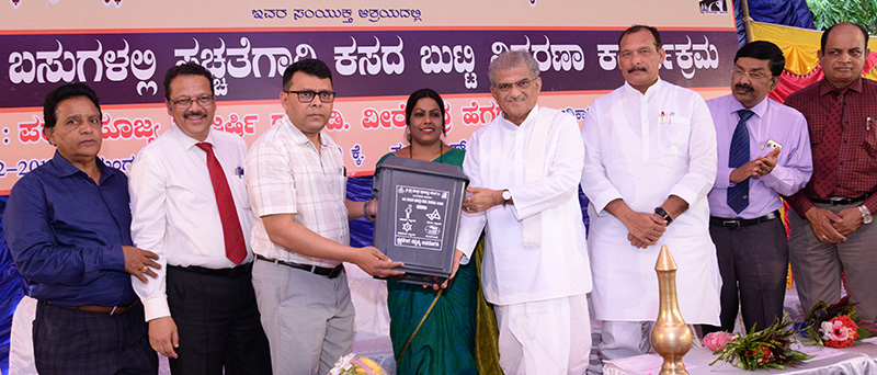 ಡಾ. ಡಿ. ವೀರೇಂದ್ರ ಹೆಗ್ಗಡೆಯವರಿಂದ ಸಾಂಕೇತಿಕ ಹಸ್ತಾಂತರ