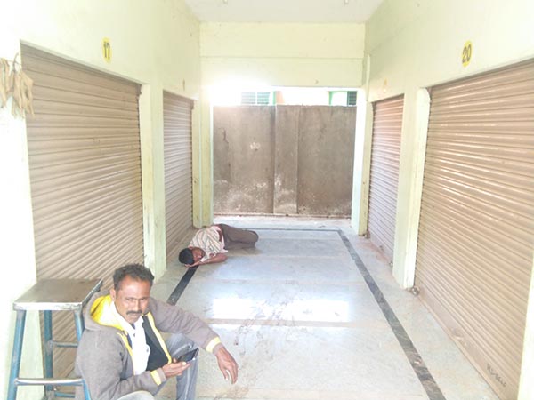 ಹನೂರು; ಕುಡುಕರ ಆಶ್ರಯ ತಾಣವಾಗುತ್ತಿರುವ ಪಟ್ಟಣ ಪಂಚಾಯತ್ ಕಟ್ಟಡಗಳು: ಸಾರ್ವಜನಿಕರ ಆಕ್ರೋಶ