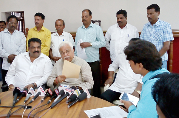 ಸಚಿವ ಹೆಗಡೆ ನಾಲಿಗೆಯನ್ನು ಹಿಡಿತದಲ್ಲಿಟ್ಟುಕೊಳ್ಳಲಿ: ದೇಶಪಾಂಡೆ