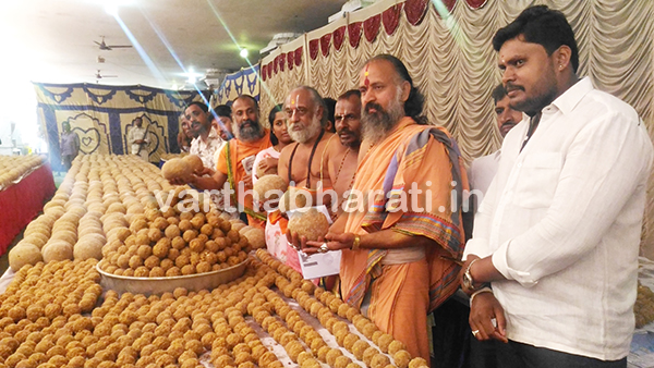ನೂತನ ವರ್ಷಾಚರಣೆ ಪ್ರಯುಕ್ತ ಯೋಗನರಸಿಂಹ ಸ್ವಾಮಿ ದೇವಾಲಯದಲ್ಲಿ 2ಲಕ್ಷ ಲಾಡು ವಿತರಣೆ