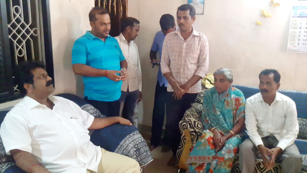 ಪರಿಹಾರ ನೀಡಲು ತೆರಳಿದ ಅಧಿಕಾರಿಗಳನ್ನು ವಾಪಸ್ ಕಳುಹಿಸಿದ ಕುಟುಂಬಸ್ಥರು