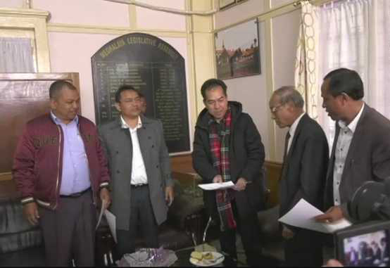 ಬಿಜೆಪಿಯ ಮಿತ್ರಪಕ್ಷಕ್ಕೆ ಸೇರಲು ಐವರು ಕಾಂಗ್ರೆಸಿಗರು ಸೇರಿದಂತೆ ಎಂಟು ಶಾಸಕರ ರಾಜೀನಾಮೆ