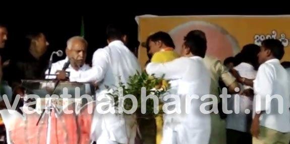 ಭಾಷಣ ಮಾಡುತ್ತಿದ್ದ ಯಡಿಯೂರಪ್ಪರ ಮೈಕ್ ಕಿತ್ತು ಹಲ್ಲೆಗೆ ಮುಂದಾದ ಬಿಜೆಪಿ ಕಾರ್ಯಕರ್ತರು