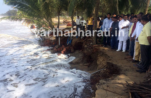 ಉಳ್ಳಾಲ: ಸಮುದ್ರದಲೆಗಳ ಹೊಡೆತಕ್ಕೆ ಸಿಲುಕಿದ ಪ್ರದೇಶಗಳಿಗೆ ಸಚಿವ ಖಾದರ್ ಭೇಟಿ