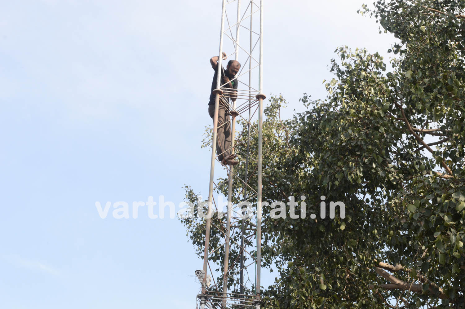 ಭೂ ಸಮಸ್ಯೆ ಪರಿಹಾರಕ್ಕೆ ಟವರ್ ಏರಿದ ಭೂಪ!