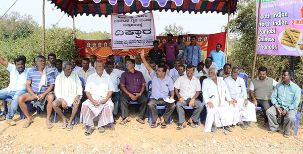 ಮಂಡ್ಯ: ಭೂಮಿಗೆ ಸೂಕ್ತ ಬೆಲೆ ನೀಡಲು ಆಗ್ರಹಿಸಿ ಪ್ರತಿಭಟನೆ