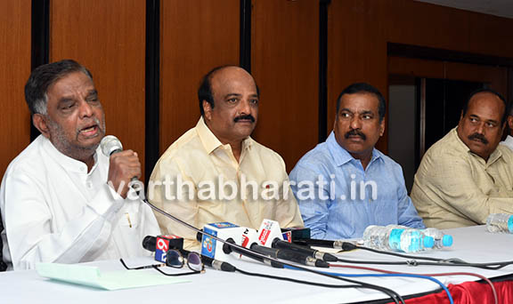 ಅನಂತ್ ಕುಮಾರ್ ಹೆಗಡೆಗೆ ನಾಚಿಕೆಯಾಗಬೇಕು; ಬಿಜೆಪಿ ನಾಯಕ ಶ್ರೀನಿವಾಸ್ ಪ್ರಸಾದ್ ಕೆಂಡಾಮಂಡಲ