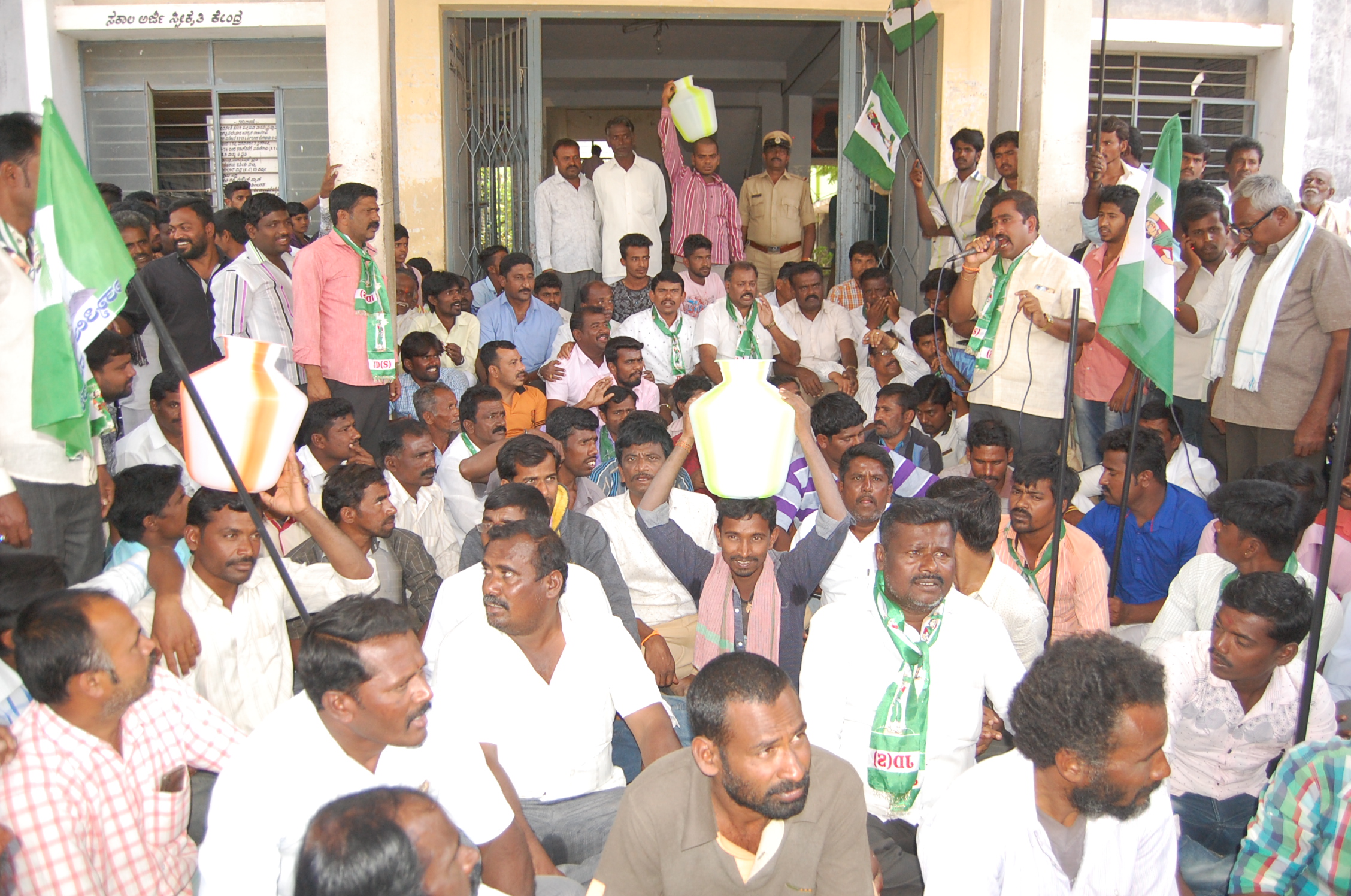 ಬಾಗೇಪಲ್ಲಿ: ರೈತರು ಹಾಗೂ ಕಾರ್ಮಿಕರ ಬಂಧನ ಖಂಡಿಸಿ ಪ್ರತಿಭಟನೆ