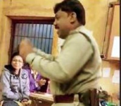 ಠಾಣೆಯ ಒಳಗೆ ಪೊಲೀಸ್ ಅಧಿಕಾರಿಯ ಡಾನ್ಸ್!