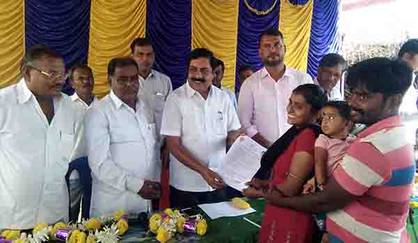 ಹನೂರು : ಫಲಾನುಭವಿಗಳಿಗೆ ಹಕ್ಕು ಪತ್ರ ವಿತರಣೆ