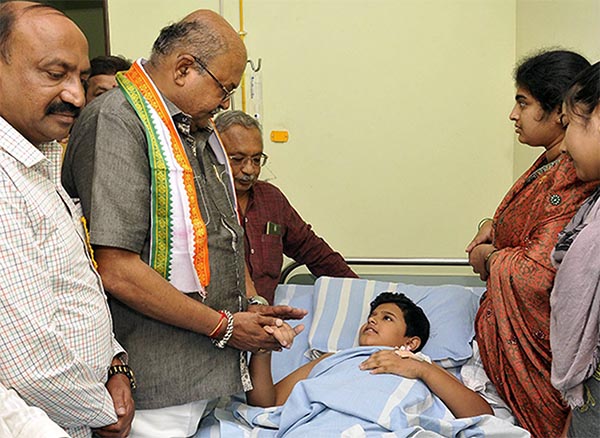 ಕಾಲು ಕಳೆದುಕೊಂಡಿದ್ದ ವಿದ್ಯಾರ್ಥಿಯನ್ನು ಬೇಟಿಯಾದ ಸಾರಿಗೆ ಸಚಿವ ಎಚ್.ಎಂ.ರೇವಣ್ಣ