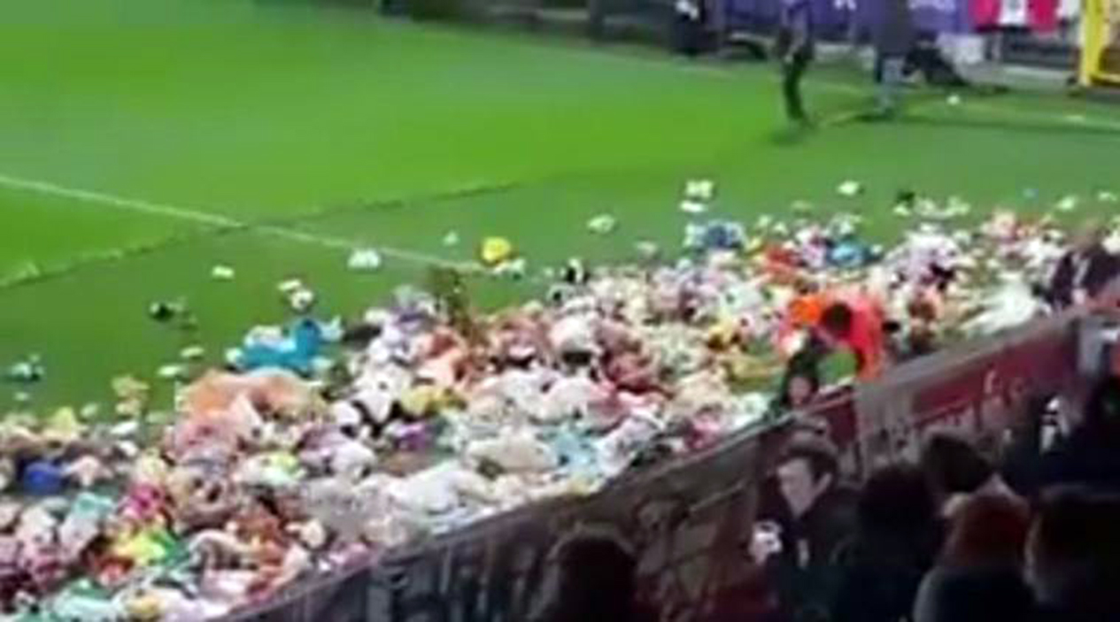 ವಿಕಲಚೇತನ ಮಕ್ಕಳಿಗೆ ಆಟಿಕೆಗಳ ನೀಡಿದ ಬೆಲ್ಜಿಯಂ ಫುಟ್ಬಾಲ್ ಅಭಿಮಾನಿಗಳು!