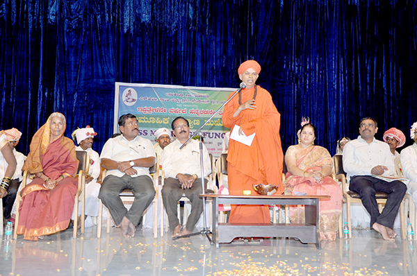 ಎಳೆಮಕ್ಕಳನ್ನು ಬೀದಿಪಾಲು ಮಾಡುತ್ತಿರುವ ಪೋಷಕರು: ಡಾ. ಮುರುಘಾಶ್ರೀ ವಿಷಾದ