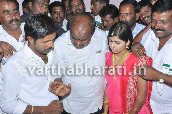 ಉಪವಾಸ ಕೂತಿದ್ದ ಅಭಿಮಾನಿಯ ಆಸೆ ಈಡೇರಿಸಿದ ಎಚ್.ಡಿ.ಕುಮಾರಸ್ವಾಮಿ