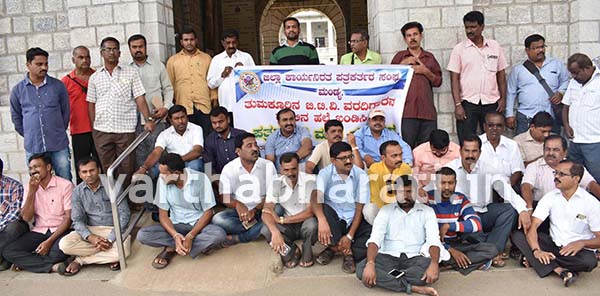 ಪತ್ರಕರ್ತನ ಮೇಲಿನ ಹಲ್ಲೆ ಖಂಡಿಸಿ ಪ್ರತಿಭಟನೆ