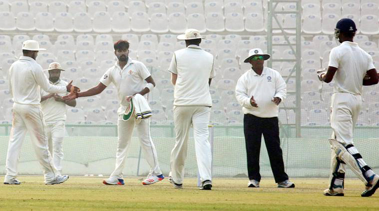 ಮೊದಲ ದಿನವೇ ಮುಂಬೈಗೆ ಮೂಗುದಾರ