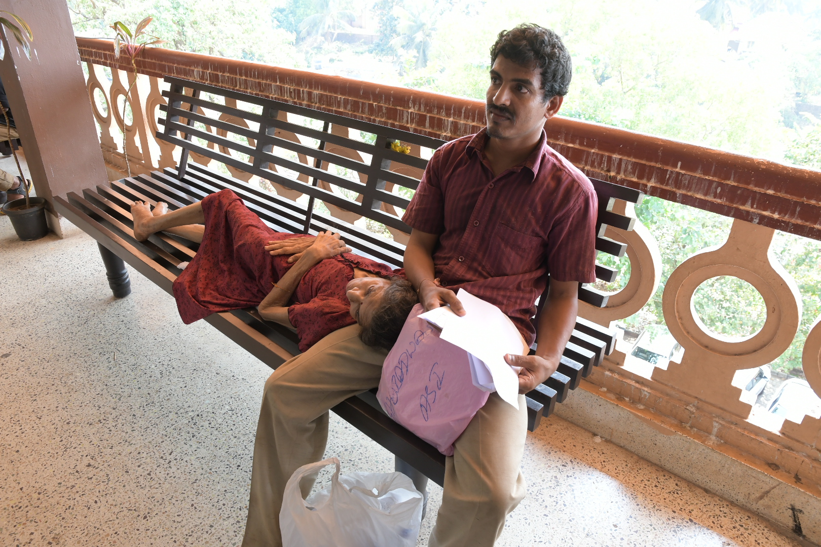 ಸೂರಿಗಾಗಿ ಹೆತ್ತ ತಾಯಿ ಹೊತ್ತು ಜಿಲ್ಲಾಧಿಕಾರಿ ಕಚೇರಿಗೆ ಬಂದ ಮಗ !