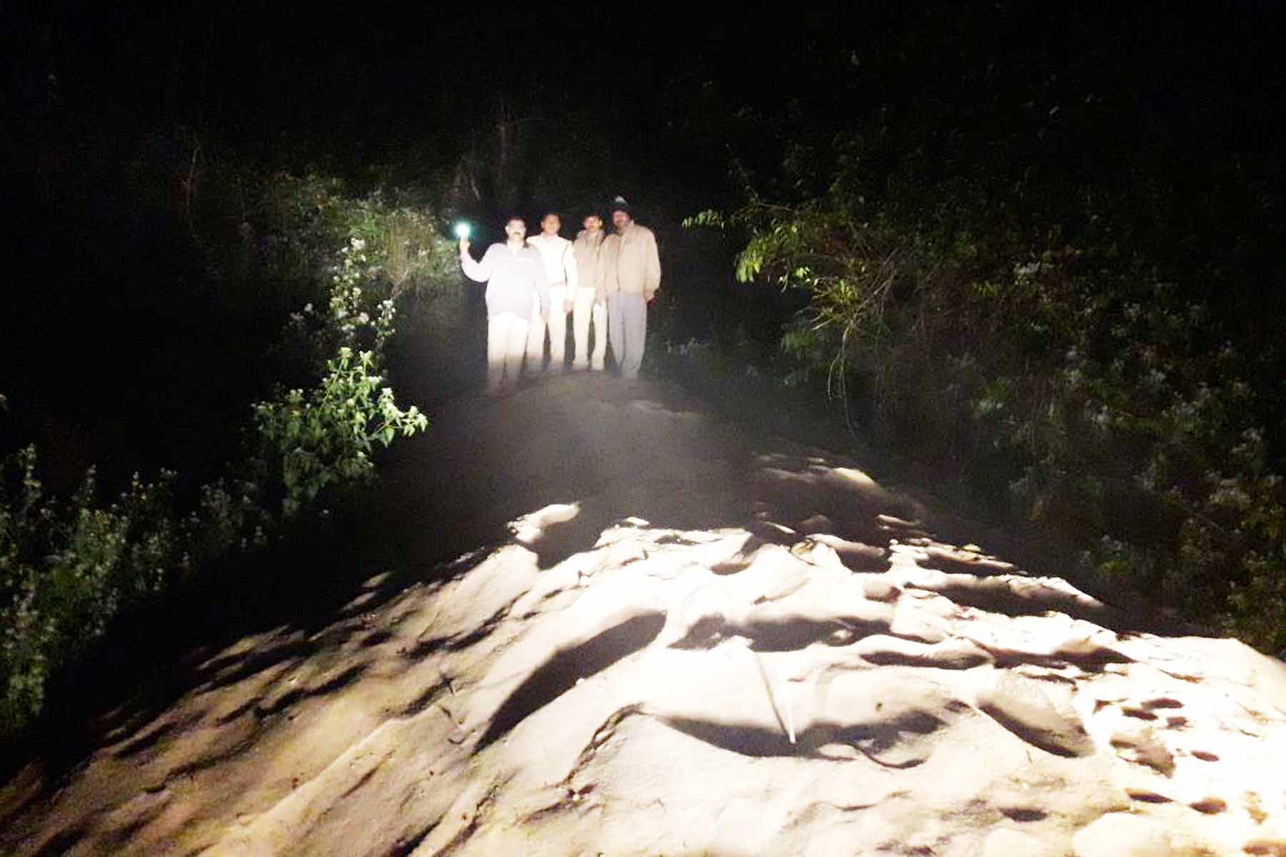 ಶಿವಮೊಗ್ಗ : ಅಕ್ರಮ ಮರಳು ದಾಸ್ತಾನು ಅಡ್ಡೆಗಳ ಮೇಲೆ ಪೊಲೀಸರ ದಾಳಿ