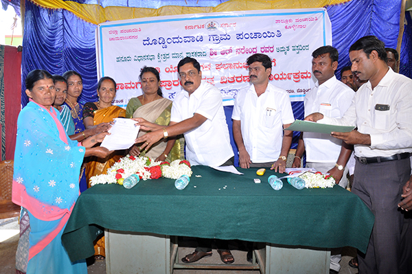 ಪಲಾನುಭವಿಗಳಿಗೆ ಕಾಮಗಾರಿ ಕಾರ್ಯಾದೇಶ ಪತ್ರವನ್ನು ವಿತರಣೆ