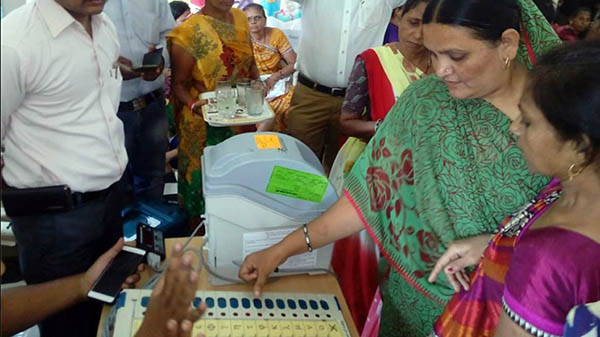 ಗುಜರಾತ್ ಚುನಾವಣೆ; ಇವಿಎಂ ಗೊಂದಲ : ದೂರು ನೀಡಿದ ಕಾಂಗ್ರೆಸ್
