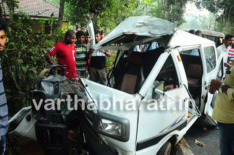 ಮಣಿಹಳ್ಳ: ಮರಕ್ಕೆ ಢಿಕ್ಕಿ ಹೊಡೆದ ಕಾರು; ಇಬ್ಬರು ಮಕ್ಕಳು ಸಹಿತ ಐವರಿಗೆ ಗಾಯ