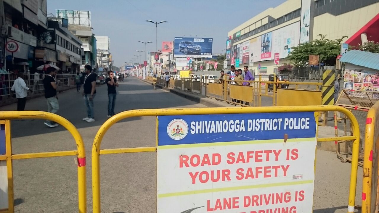 ಚಿನ್ನಾಭರಣ ಅಂಗಡಿ ಉದ್ಘಾಟನೆಗೆ ವಾಹನ ಸಂಚಾರ ನಿರ್ಬಂಧ: ನಾಗರೀಕರ ಆಕ್ರೋಶ