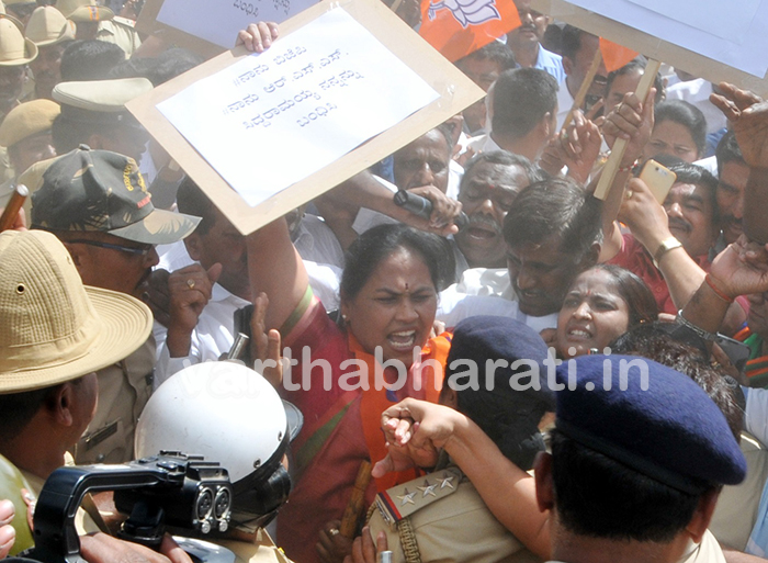 ಕಾಂಗ್ರೆಸ್ ಕಚೇರಿಗೆ ಮುತ್ತಿಗೆ: ಶೋಭಾ ಕರಂದ್ಲಾಜೆ ಸೇರಿದಂತೆ ಹಲವರ ಬಂಧನ, ಬಿಡುಗಡೆ