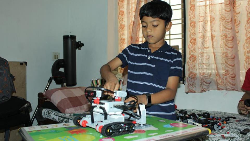 ತಾಯಿಗೆ ಸಹಾಯ ಮಾಡಲು ರೋಬೊಟ್ ನಿರ್ಮಿಸಿದ 9 ವರ್ಷದ ಬಾಲಕ !