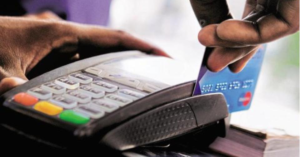 ಮಹಿಳೆಯ ಡೆಬಿಟ್ ಕಾರ್ಡ್ ಕದ್ದು ಹಣ ಶಾಪಿಂಗ್ ಮಾಡಿದ ಕಳ್ಳರು !