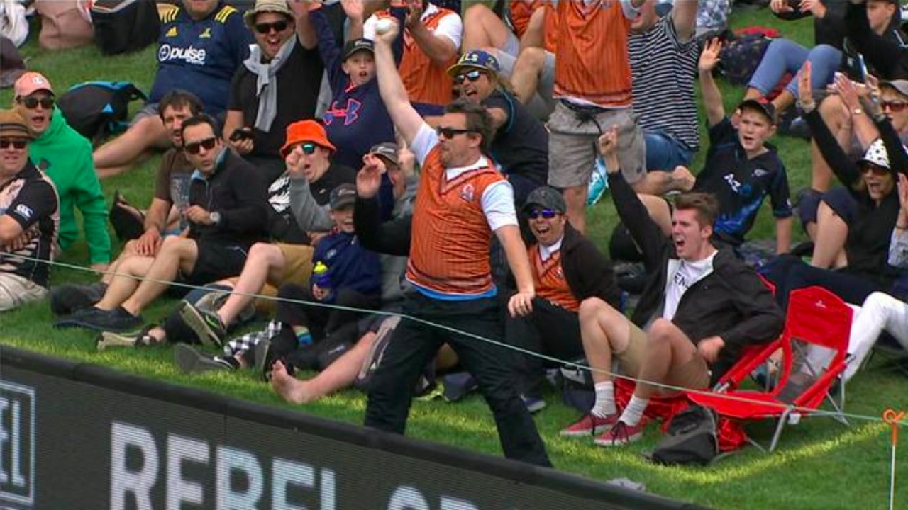 ಮಾರ್ಟಿನ್ ಗಪ್ಟಿಲ್ ಸಿಕ್ಸರ್ ನಿಂದ 23 ಲಕ್ಷ ರೂ. ಗೆದ್ದ ಪ್ರೇಕ್ಷಕ!