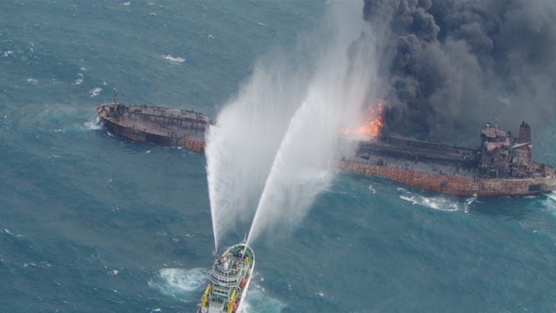 ಒಂದು ವಾರದವರೆಗೆ ಹೊತ್ತಿಉರಿದ ತೈಲ ಟ್ಯಾಂಕರ್ ಹಡಗು ಜಲಸಮಾಧಿ : 32 ಮಂದಿ ಮೃತ್ಯು