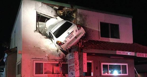 ವಿಮಾನದಂತೆ ಹಾರಿ ಕಟ್ಟಡದ 2ನೆ ಮಹಡಿಗೆ ಗುದ್ದಿದ ಕಾರು!