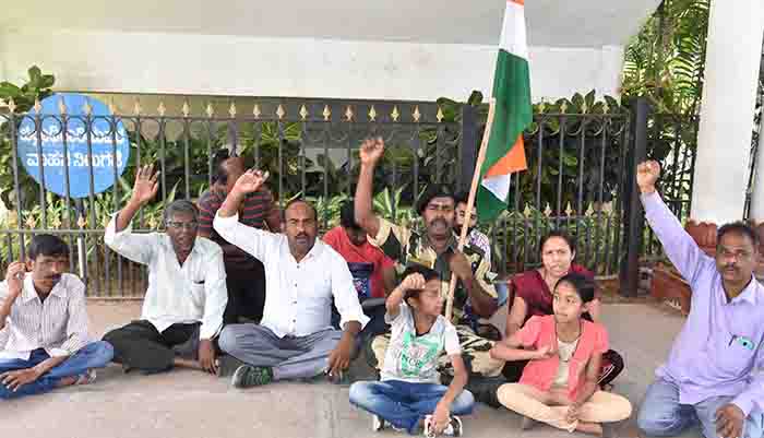 ನ್ಯಾಯಕ್ಕಾಗಿ ಕುಟುಂಬ ಸದಸ್ಯರೊಂದಿಗೆ ಧರಣಿ ಕುಳಿತ ಬಿಎಸ್‍ಎಫ್ ಮಾಜಿ ಯೋಧ