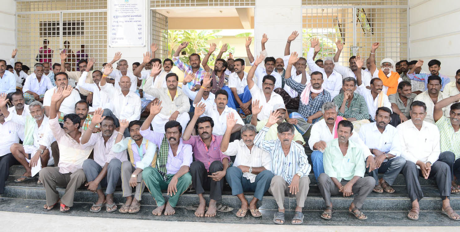 ಮಂಡ್ಯ: ಸೇವೆ ಖಾಯಂಗೆ ಒತ್ತಾಯಿಸಿ ಟಾಸ್ಕ್ ವರ್ಕ್ ನೌಕರರ ಪ್ರತಿಭಟನೆ