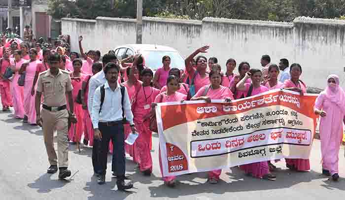 ಕನಿಷ್ಠ ವೇತನ ನಿಗದಿಗೆ ಆಗ್ರಹಿಸಿ ಆಶಾ ಕಾರ್ಯಕರ್ತೆಯರಿಂದ ಪ್ರತಿಭಟನಾ ರ್ಯಾಲಿ