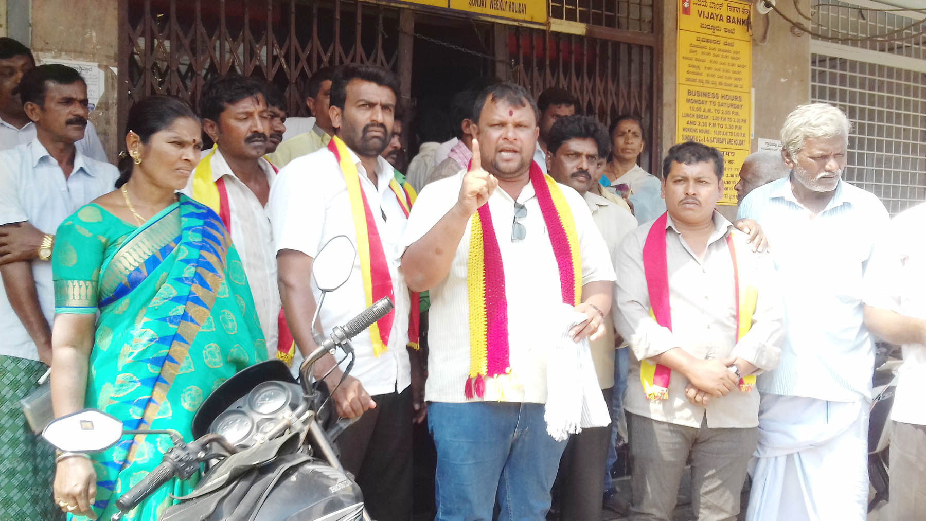 ಮದ್ದೂರು: ರೈತರ ಆಭರಣ ಹರಾಜು ವಿರೋಧಿಸಿ ಪ್ರತಿಭಟನೆ