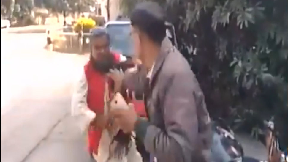 ಕಾರಿನ ನಾಮ ಫಲಕ ತೆಗೆದ ಅಧಿಕಾರಿಗೆ ಥಳಿಸಿದ ಬಿಜೆಪಿ ನಾಯಕ!